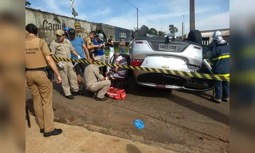 Carro capota após colisão com trem em Apucarana e casal fica ferido