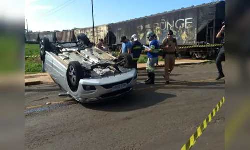 
							Carro capota após colisão com trem em Apucarana e casal fica ferido
						
						