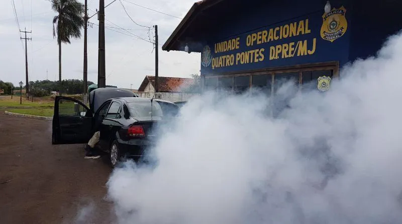 PRF prende contrabandista que dirigia carro roubado com lançador de nuvem de fumaça