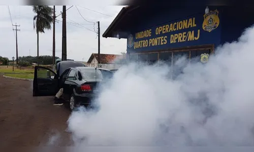 PRF prende contrabandista que dirigia carro roubado com lançador de nuvem de fumaça