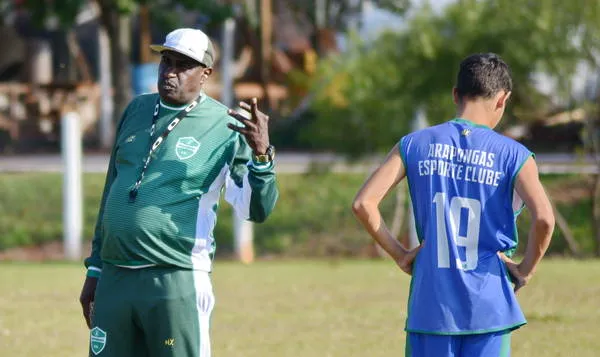 O treinador Itamar Bernardes, do Arapongas, praticamente definiu o time que atua neste domingo no Estádio dos Pássaros - Foto: Sérgio Rodrigo