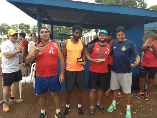 O professor José Marcelino da Silva, o Grilo, com os paratletas que se destacaram em Ivaiporã - Foto: Divulgação