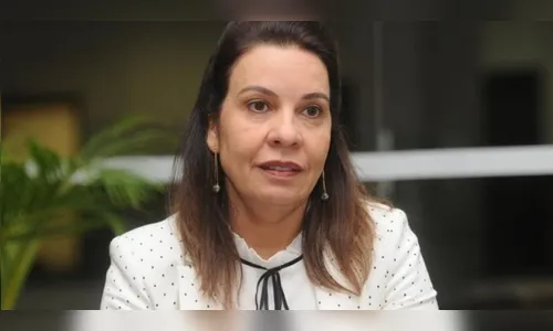 Armado com faca, homem ameaça candidata a deputada federal em ato de campanha; veja vídeo
