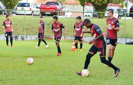 Destaque na Terceira Divisão, o lateral-direito Romário defende o Apucarana Sports neste sábado à noite em casa - Foto: Delair Garcia