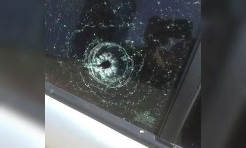 Dupla atira contra homem e atinge dois carros em Arapongas