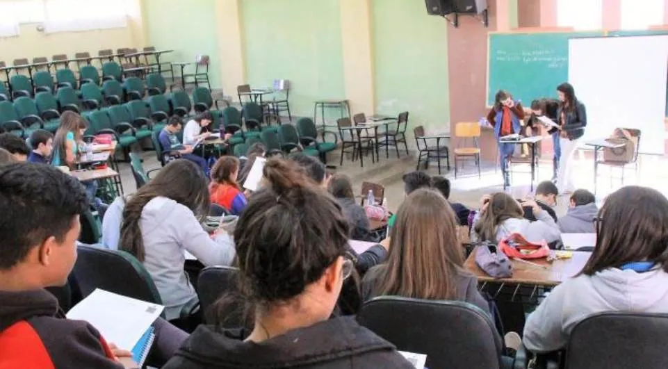As aulas do cursinho municipal acontecem no  anfiteatro da Escola Antonica, localizado na rua Pavão.
