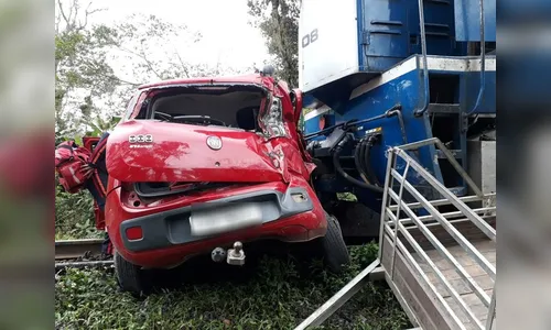 Acidente entre carro e trem causa uma morte 