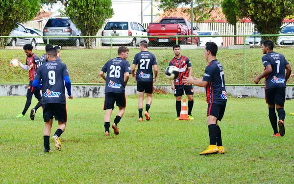 O volante Lucas Santos (ao centro) será titular neste domingo contra o Grecal em Campo Largo - Foto: Delair Garcia