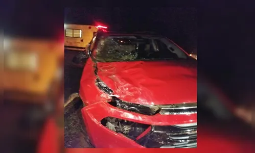 Jovem montado em cavalo fica ferido após ser atropelado por carro