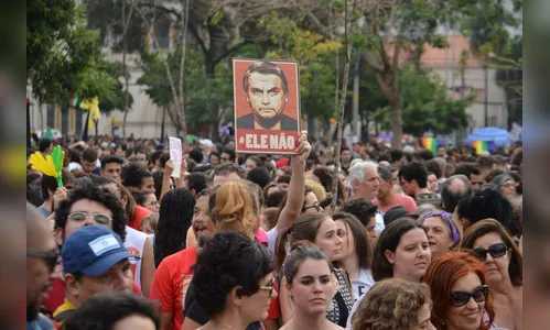 Mulheres protestam em várias cidades contra machismo e homofobia