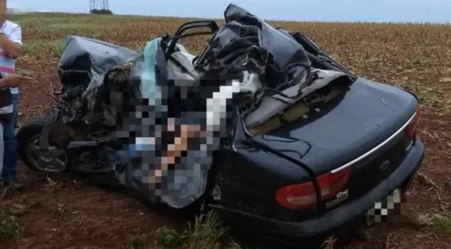 Carreta carregada de óleo bateu no Renault Megane com placas de Londrina ocupado pela família que morreu na hora - Foto: Reprodução/Tarobá News​