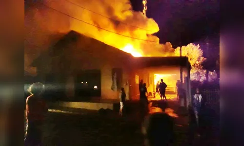 Incêndio destrói casa, BMW e Camaro em Nova Tebas