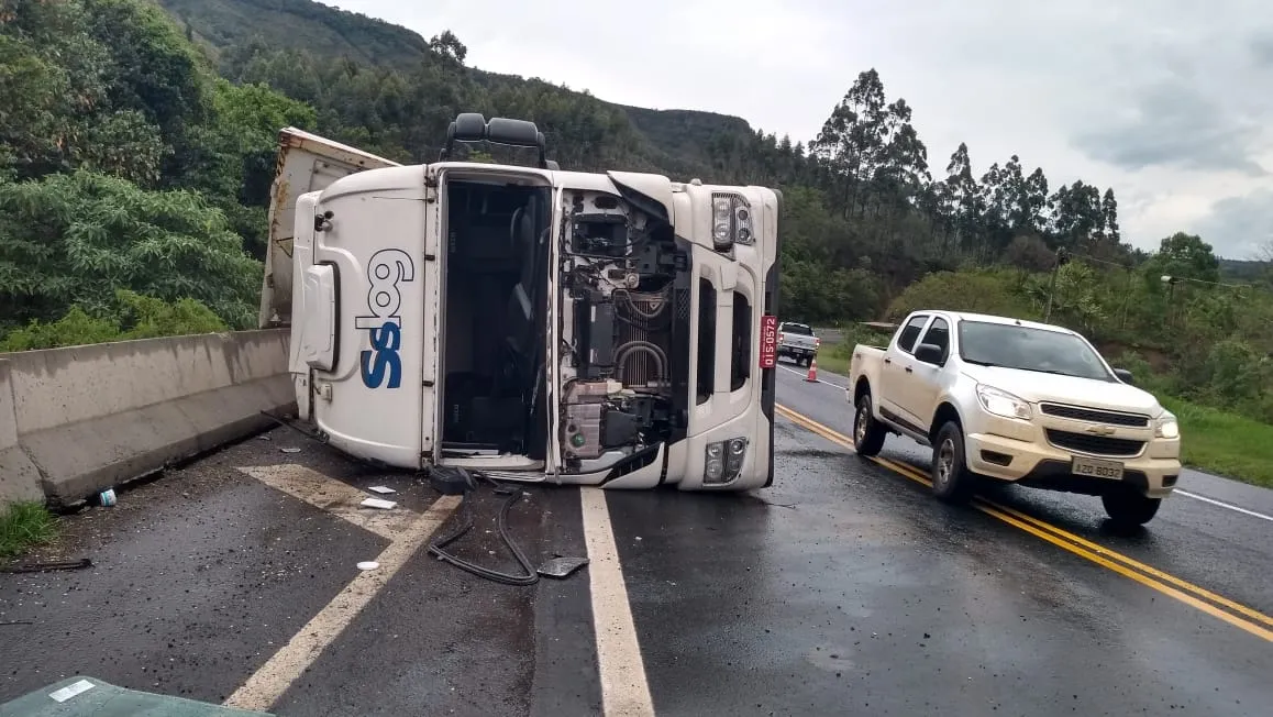 Caminhão carregado com frangos congelados tombou entre Mauá e Ortigueira. Foto: Colaboração/WhatsApp