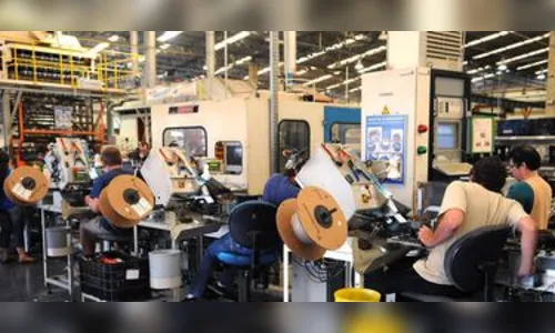 Emprego na indústria fica praticamente estável em agosto, indica CNI