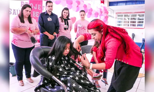 Crianças e mulheres doam cabelo para pacientes em tratamento contra o câncer