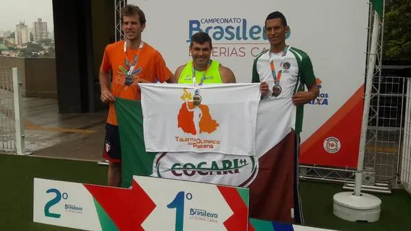 O paratleta Edevaldo Silva (ao centro) voltou a ser destaque no atletismo - Foto: Divulgação