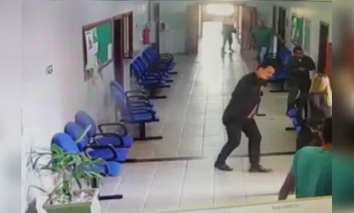 Vídeo mostra promotor e juiz fugindo de assassino, que acaba morto pela polícia dentro de fórum