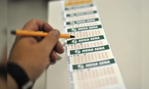 Mega-Sena acumula e deve pagar R$ 14 milhões na próxima quarta-feira