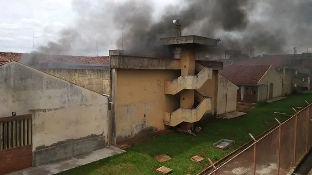 Rebelião mobiliza policiais na Penitenciária Estadual de Maringá (PEM) — Foto: PM-PR/Divulgação