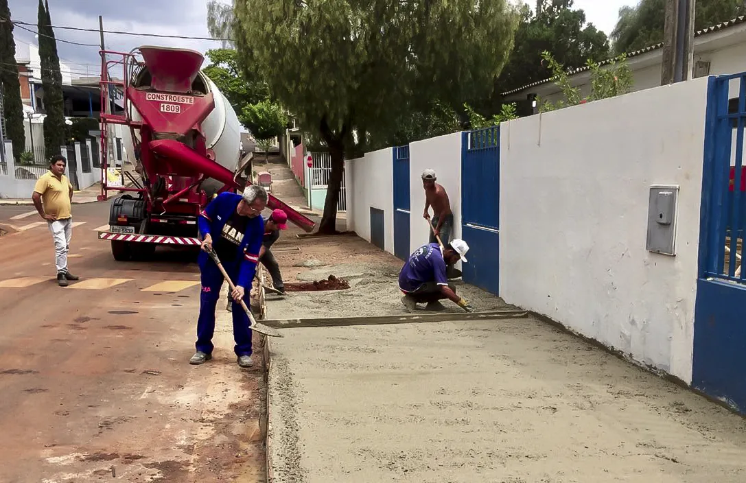 Escola Municipal Juiz Luiz Fernando Araújo Pereira recebe calçamento linear