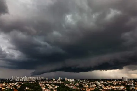 Nuvem densa sobre a cidade de Apucarana foto - colaboração Whatsapp