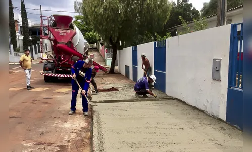 Escola Municipal Juiz Luiz Fernando Araújo Pereira recebe calçamento linear