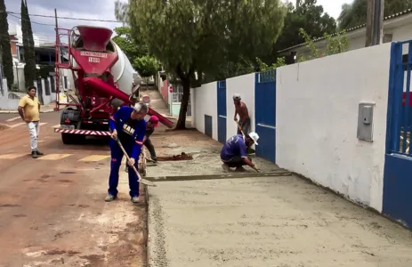 Escola Municipal Juiz Luiz Fernando Araújo Pereira recebe calçamento linear