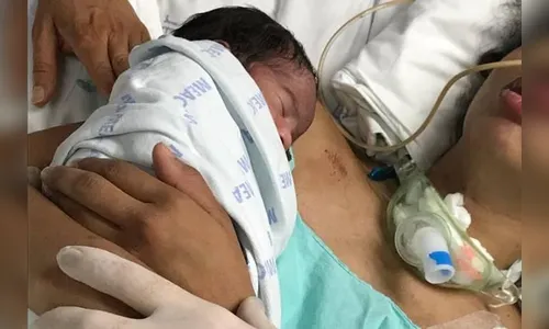 Mãe sente filho sobre o peito e sai do coma após 23 dias