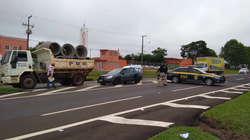 Caminhão tombou e bloqueou parcialmente a BR-369, no Parque Industrial Norte de Apucarana - Foto: TNONLINE