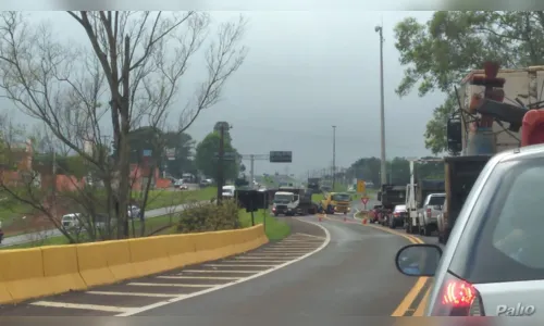 
							Carga de caminhão tomba e bloqueia a BR-369 no Parque Industrial Norte de Apucarana
						
						
