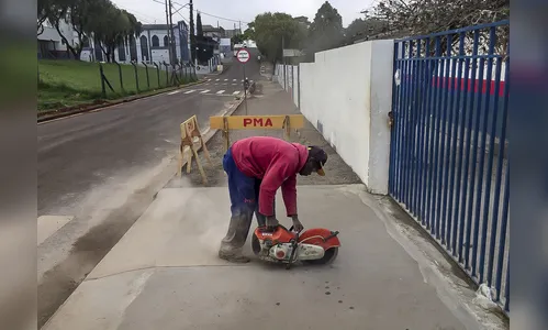 Escola Municipal Juiz Luiz Fernando Araújo Pereira recebe calçamento linear