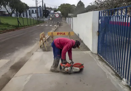 Escola Municipal Juiz Luiz Fernando Araújo Pereira recebe calçamento linear