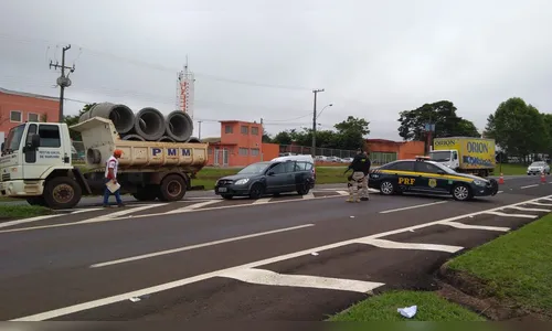 Carga de caminhão tomba e bloqueia a BR-369 no Parque Industrial Norte de Apucarana