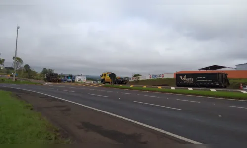 
							Carga de caminhão tomba e bloqueia a BR-369 no Parque Industrial Norte de Apucarana
						
						