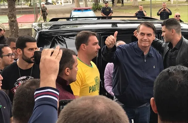 Jair Bolsonaro chegou à zona eleitoral, no Rio de Janeiro, acompanhado do filho Flávio Bolsonaro — Foto: Cristina Boeckel/G1
