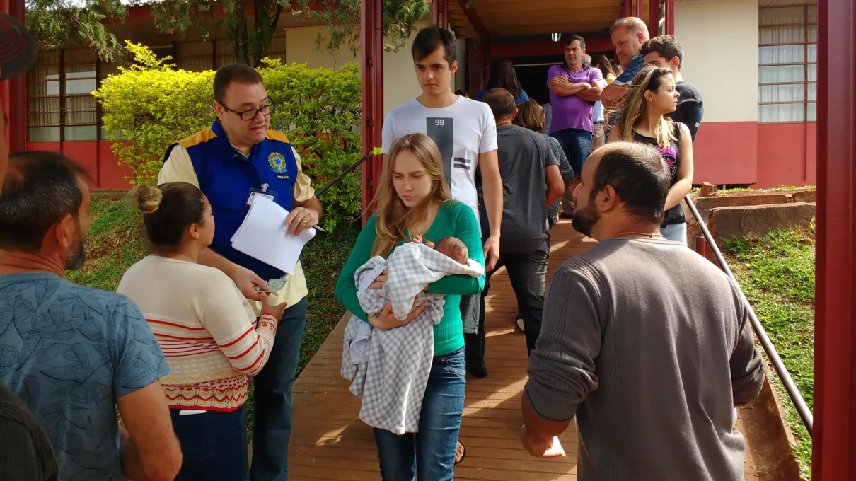 Eleitores enfrentam filas para votar em Apucarana - Foto: TNONLINE