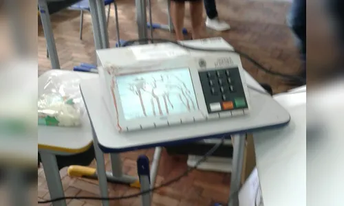 Professora passa absorvente em urna e causa confusão em local de votação