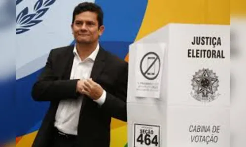 Juiz Sérgio Moro é aplaudido por eleitores neste domingo