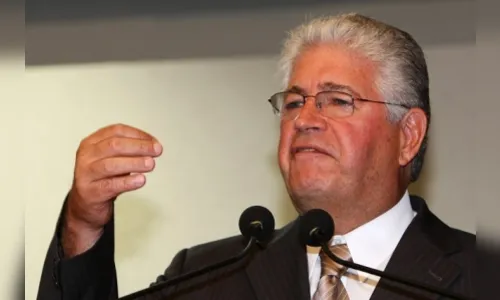 Após derrota no Senado, Requião lamenta nas redes sociais