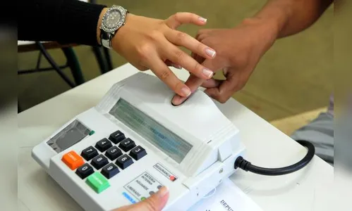 Mulher de Apucarana divulga vídeo sobre suposto problema em urna eleitoral ao votar em Bolsonaro; assista