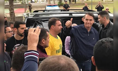 Jair Bolsonaro vota em escola da Vila Militar, no Rio de Janeiro