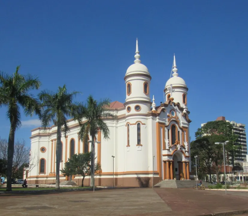 Construída no ponto central da cidade, a Igreja Nossa Senhora Aparecida, mais conhecida como Igreja Matriz, é um ícone de Arapongas.. Foto: Divulgação