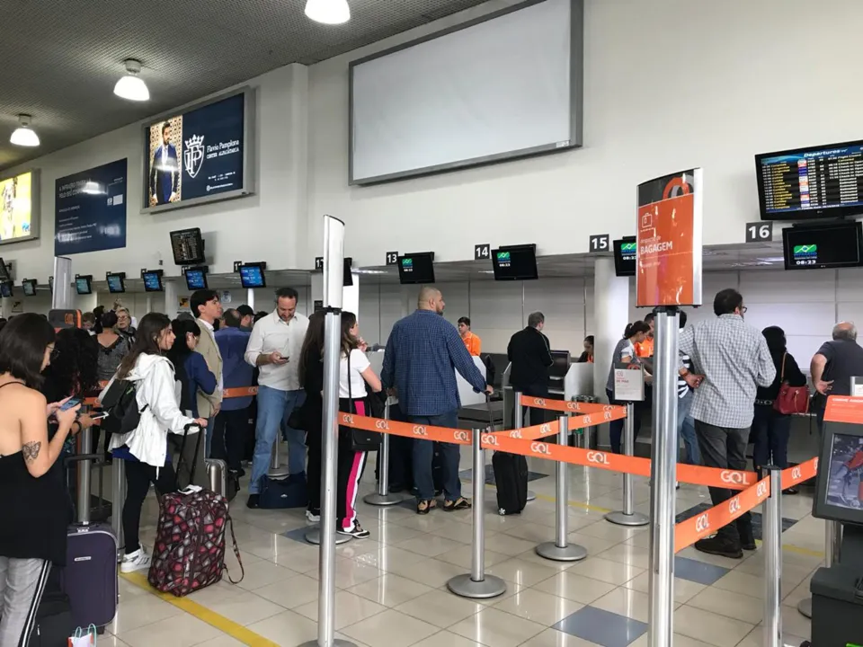 Passageiros formam filas em busca de informação no aeroporto de Londrina.