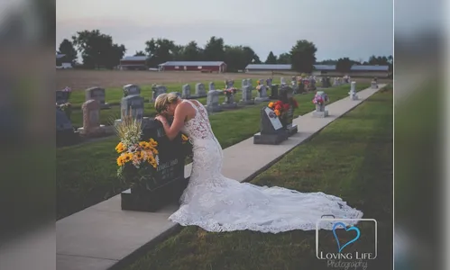    Moça vai a túmulo de bombeiro vestida de noiva no dia em que ambos iriam se casar