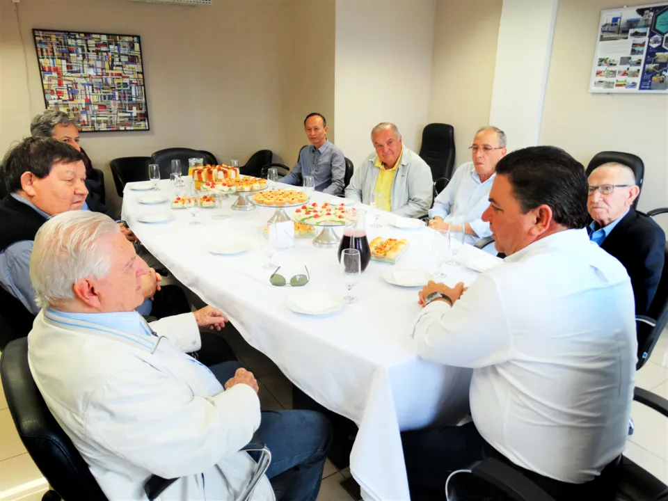 Café da manhã reúne ex-prefeitos de Arapongas​