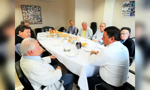 Café da manhã reúne ex-prefeitos de Arapongas