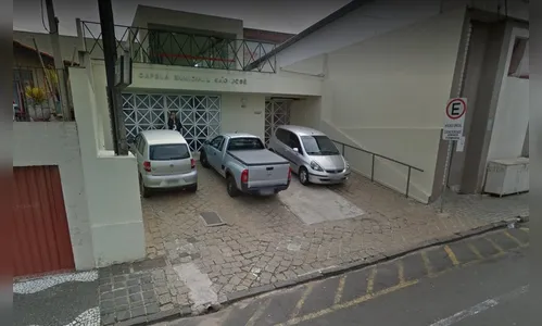 Homem tem carro e celular roubados durante velório do pai    