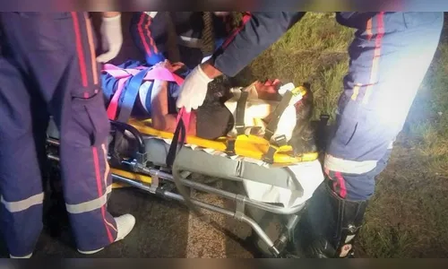 Casal pega 'rabeira' em caminhão e acaba gravemente ferido em Arapongas 
