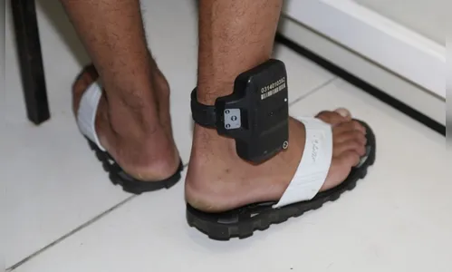 Usuário de tornozeleira volta para a cadeia após bater na própria mãe 