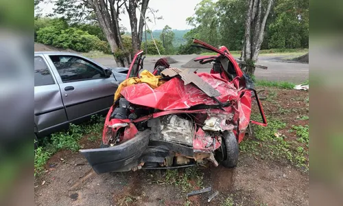 Acidente entre caminhão e carro deixa cinco mortos e dois feridos